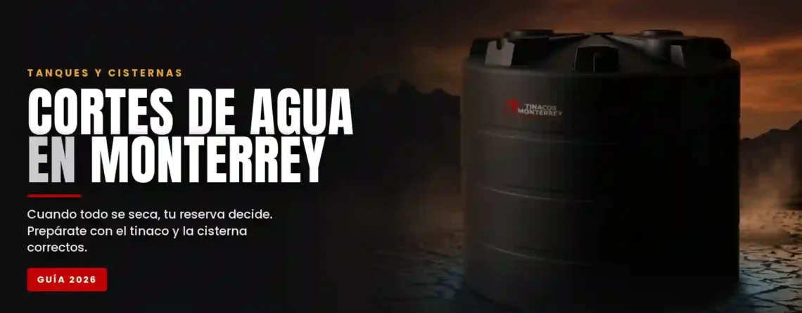 Dos tinacos negros en una azotea de Monterrey con el Cerro de la Silla al fondo, para asegurar agua durante los cortes de agua en Monterrey.