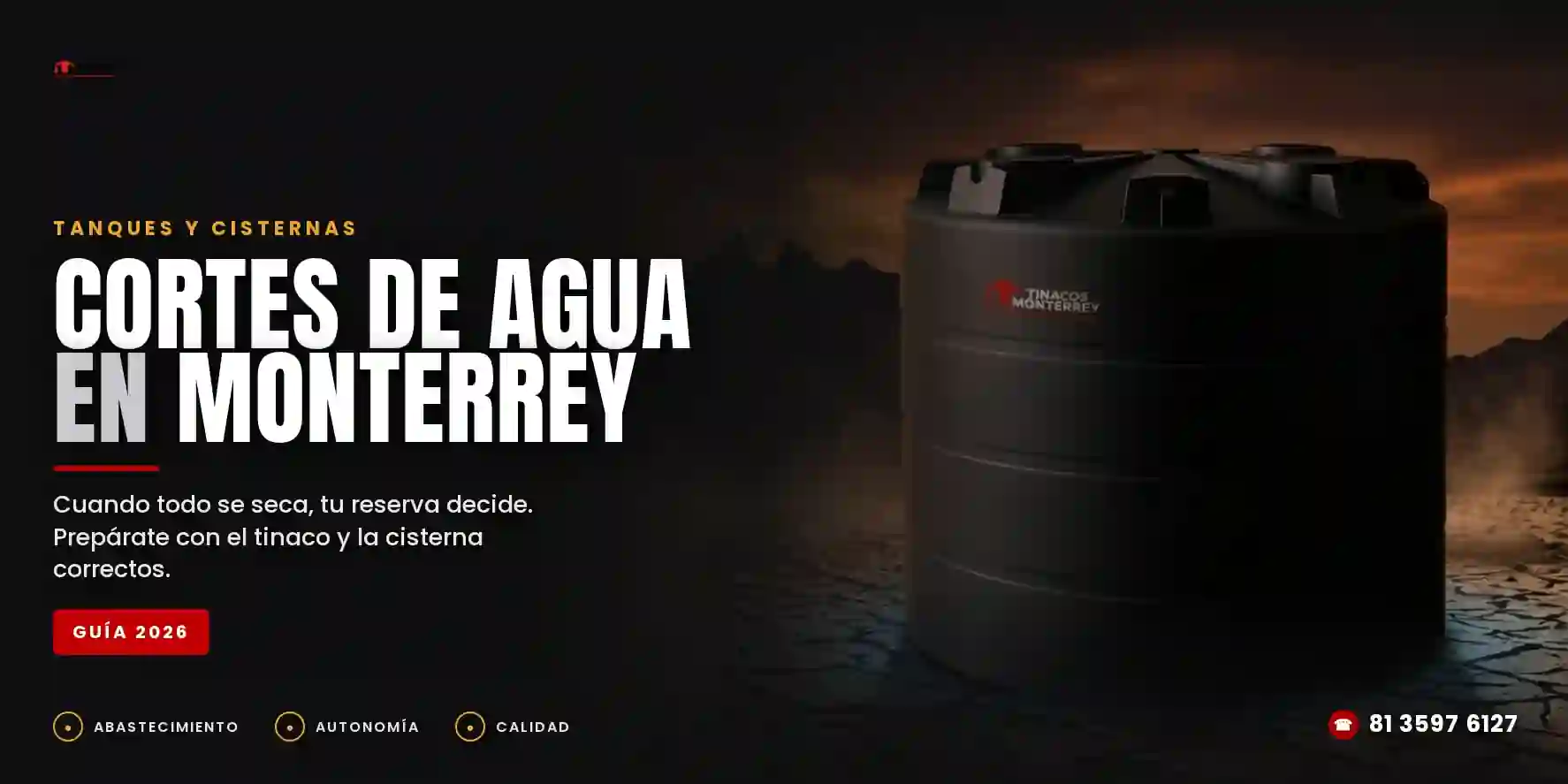 Dos tinacos negros en una azotea de Monterrey con el Cerro de la Silla al fondo, para asegurar agua durante los cortes de agua en Monterrey.