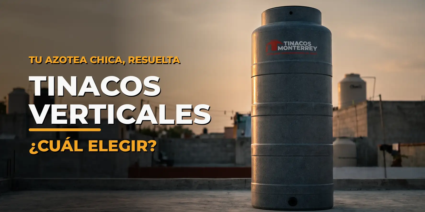 Tinaco vertical de poligranito gris de Tinacos Monterrey (con su logotipo real), instalado en una azotea residencial mexicana a la hora dorada, con tinacos vecinos y tendedero de fondo; texto "Tinacos verticales · ¿Cuál elegir?"