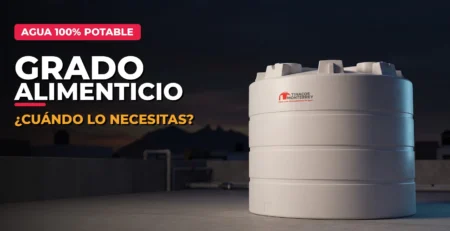 Tinaco grado alimenticio blanco de Tinacos Monterrey para agua potable, en una azotea de Monterrey al atardecer con el Cerro de la Silla; texto Grado Alimenticio